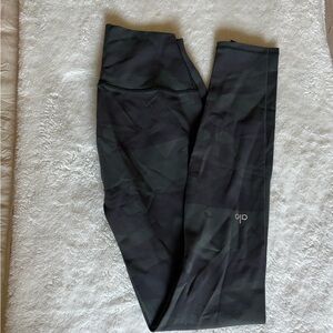 Green camo 
Alo leggings 
Size s